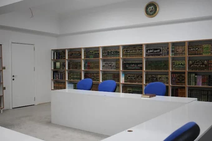 Didar kütüphane çalışma alanı – Arapça kitaplar ve çalışma masaları