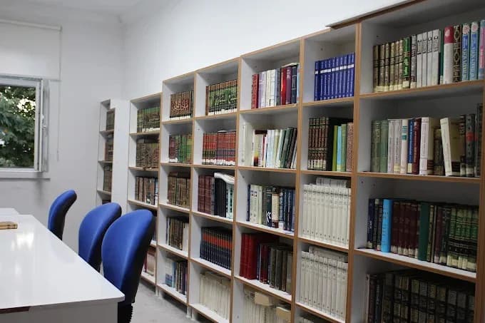 Didar ilim kütüphanesi – raflarda İslami ilim kitapları