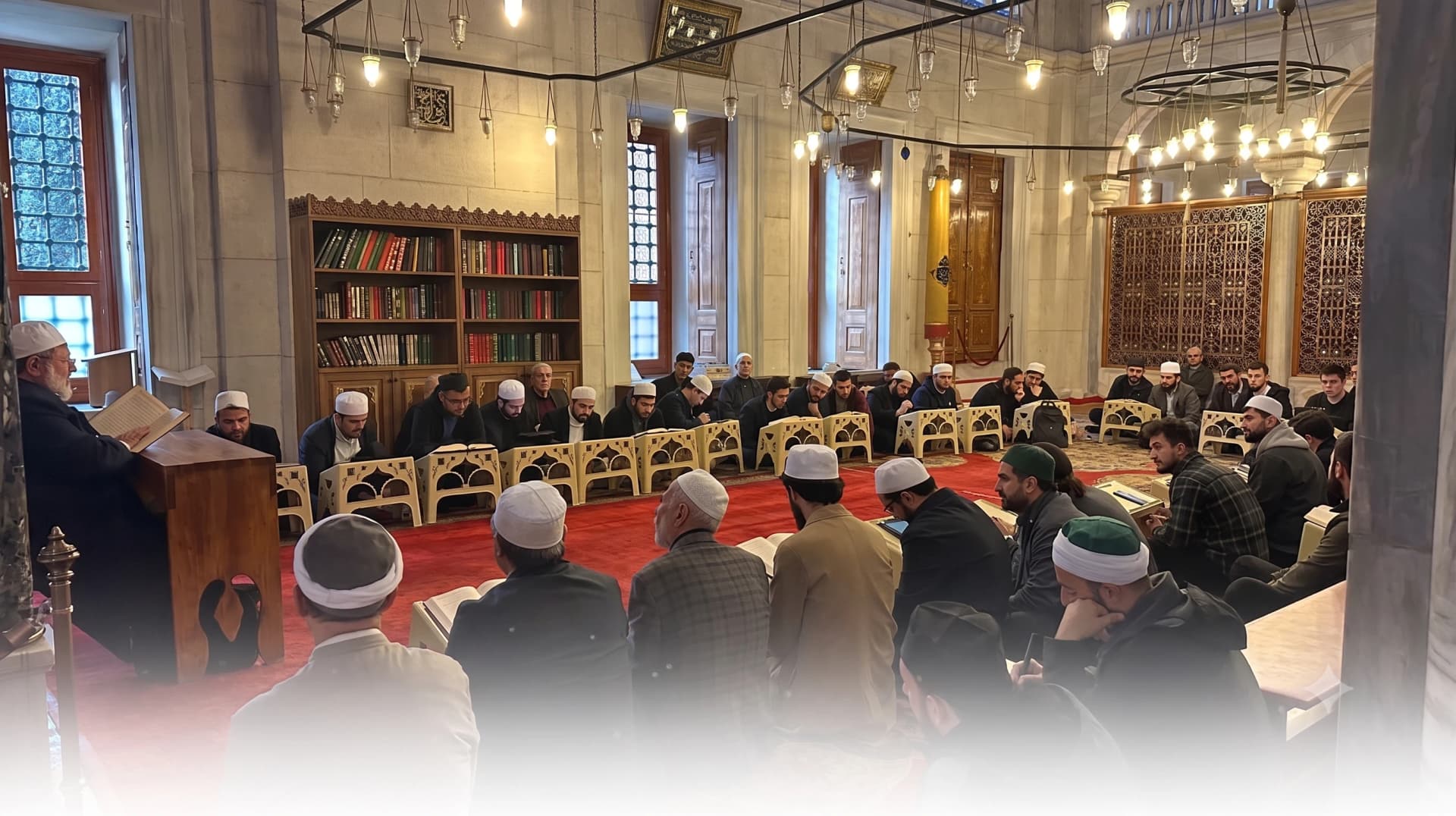 Kütüphanede çalışan öğrenciler